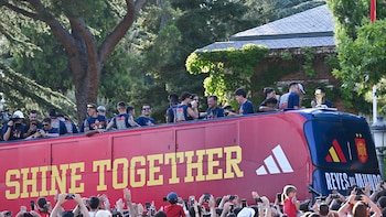La celebración del Mundial en España, en directo | La Selección comienza su recorrido por Madrid para darse un baño de masas: de la Zarzuela a Cibeles pasando por La Moncloa