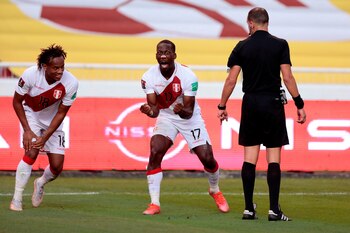 Luis Advíncula, eufórico por la anotación triunfal contra Ecuador. - Crédito: EFE
