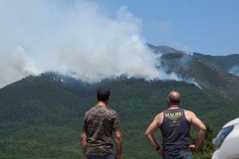 Incendio forestal declarado en la zona alta del monte Galarreta, en el municipio alavés de Zalduondo. (Adrián Ruiz Hierro/EFE)