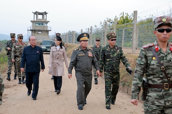 La hermana del dictador norcoreano Kim Jong-un, visita zonas del frente junto a oficiales militares en Corea del Norte el martes 20 de octubre de 2026 (Korean Central News Agency/Korea News Service vía AP)