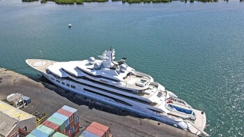 El superyate Amadea amarrado en