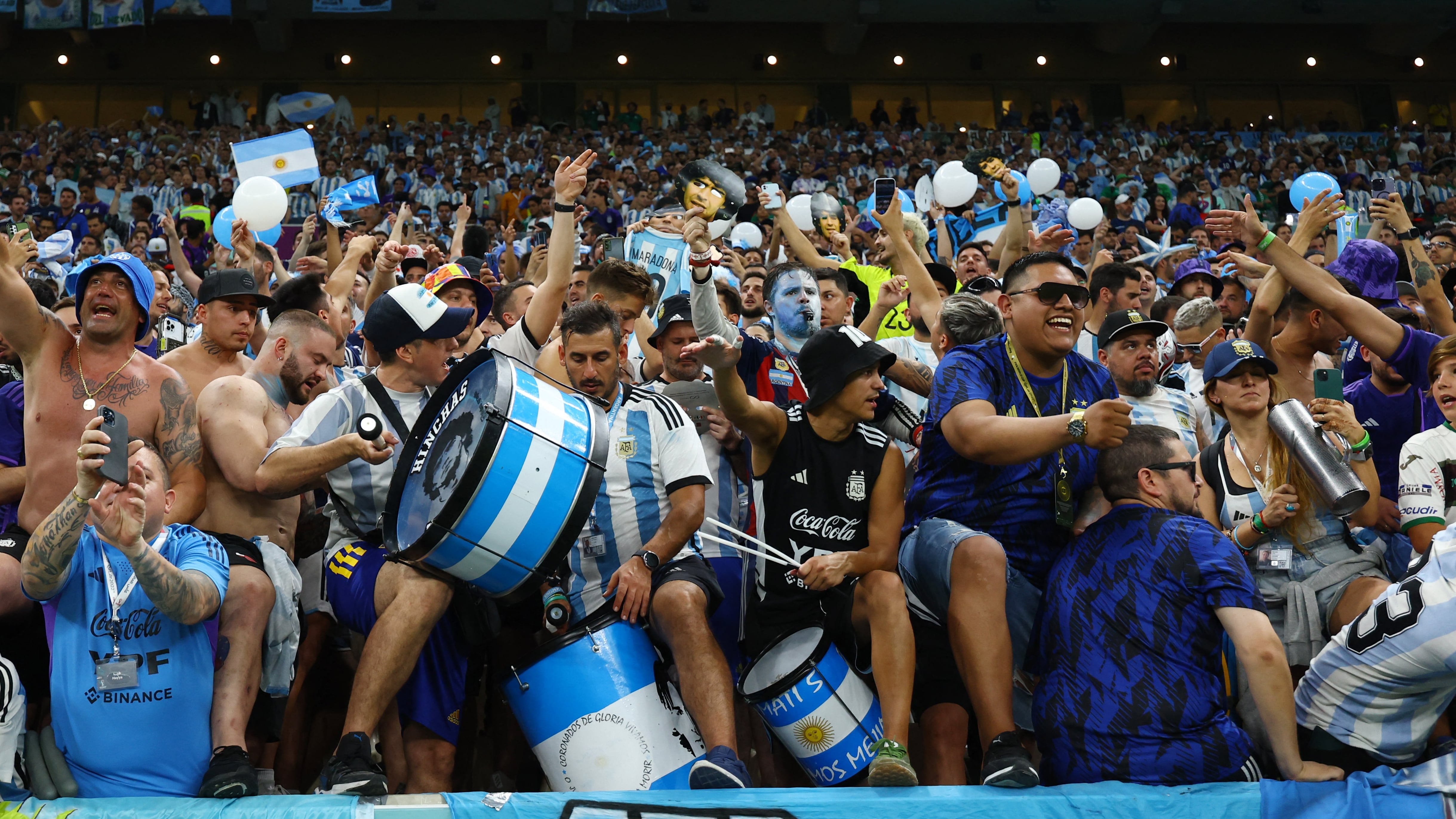 Los hinchas argentinos que colmaron el Lusail Stadium de Qatar durante el Mundial 2022 (REUTERS/Kai Pfaffenbach)