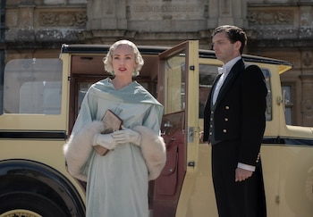 Con Laura Haddock como Myrna