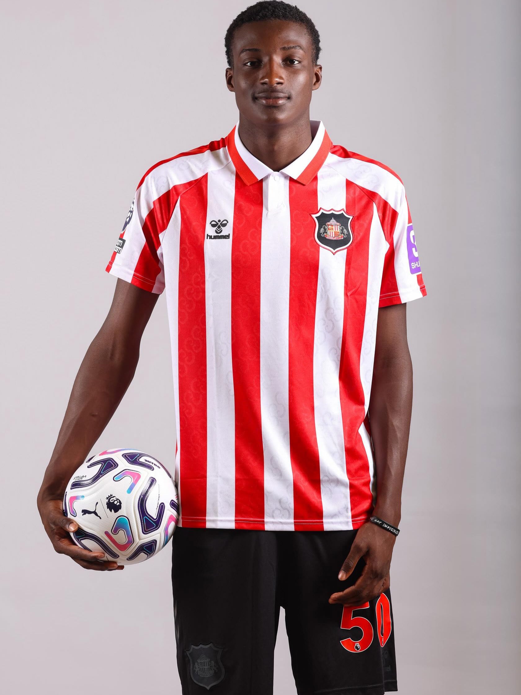 El delantero ecuatoriano se desempeña en el Sunderland en la Premier League