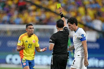 Daniel Muñoz recibió doble amonestación