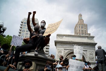 Uno de los puntos de concentración de los manifestantes en Nueva York fue el Washington Square Park (REUTERS/Eduardo Munoz)