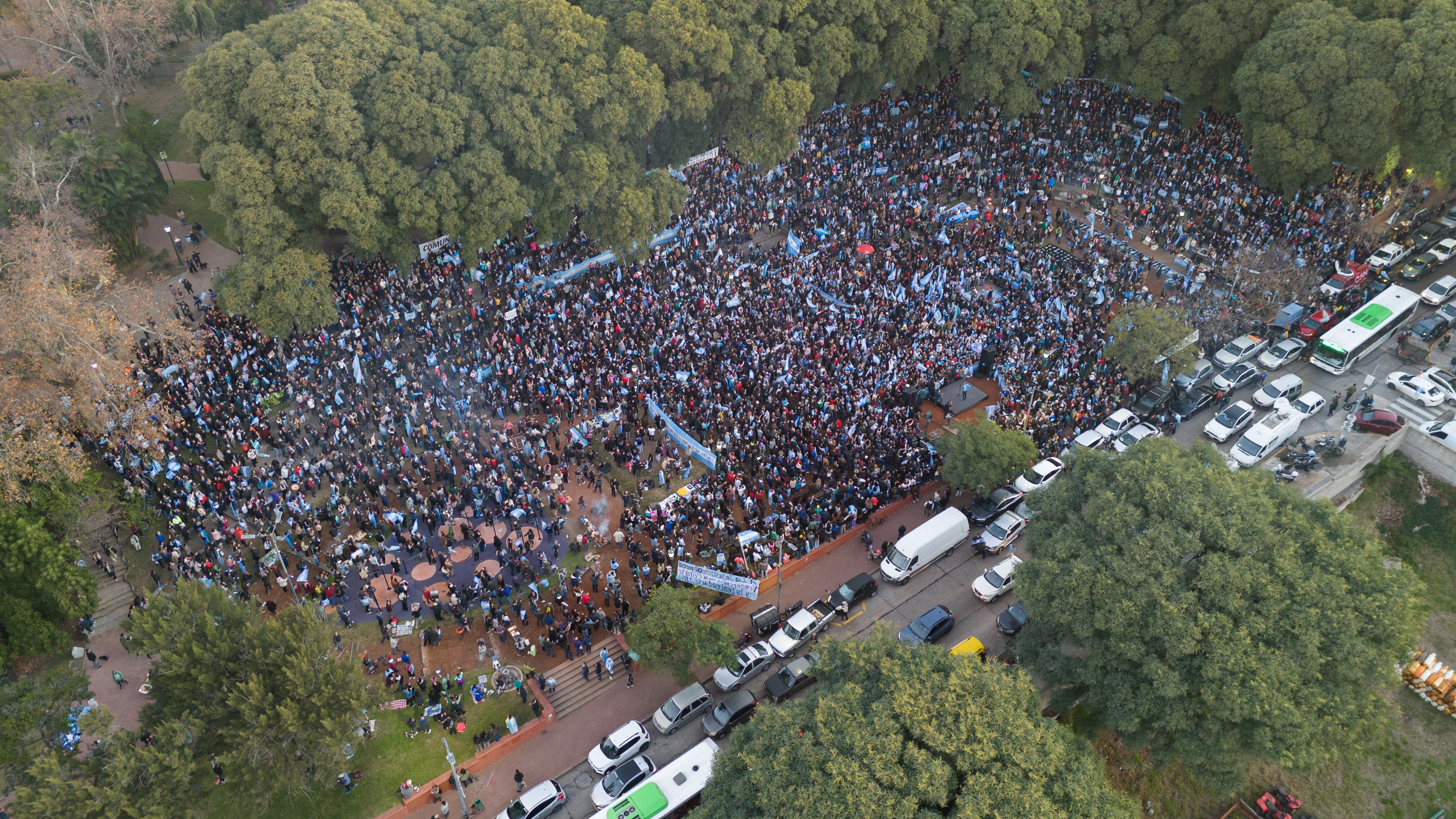La militancia que se agrupó en Parque Lezama para escuchar a Cristina Kirchner (Fotos: Jaime Olivos)