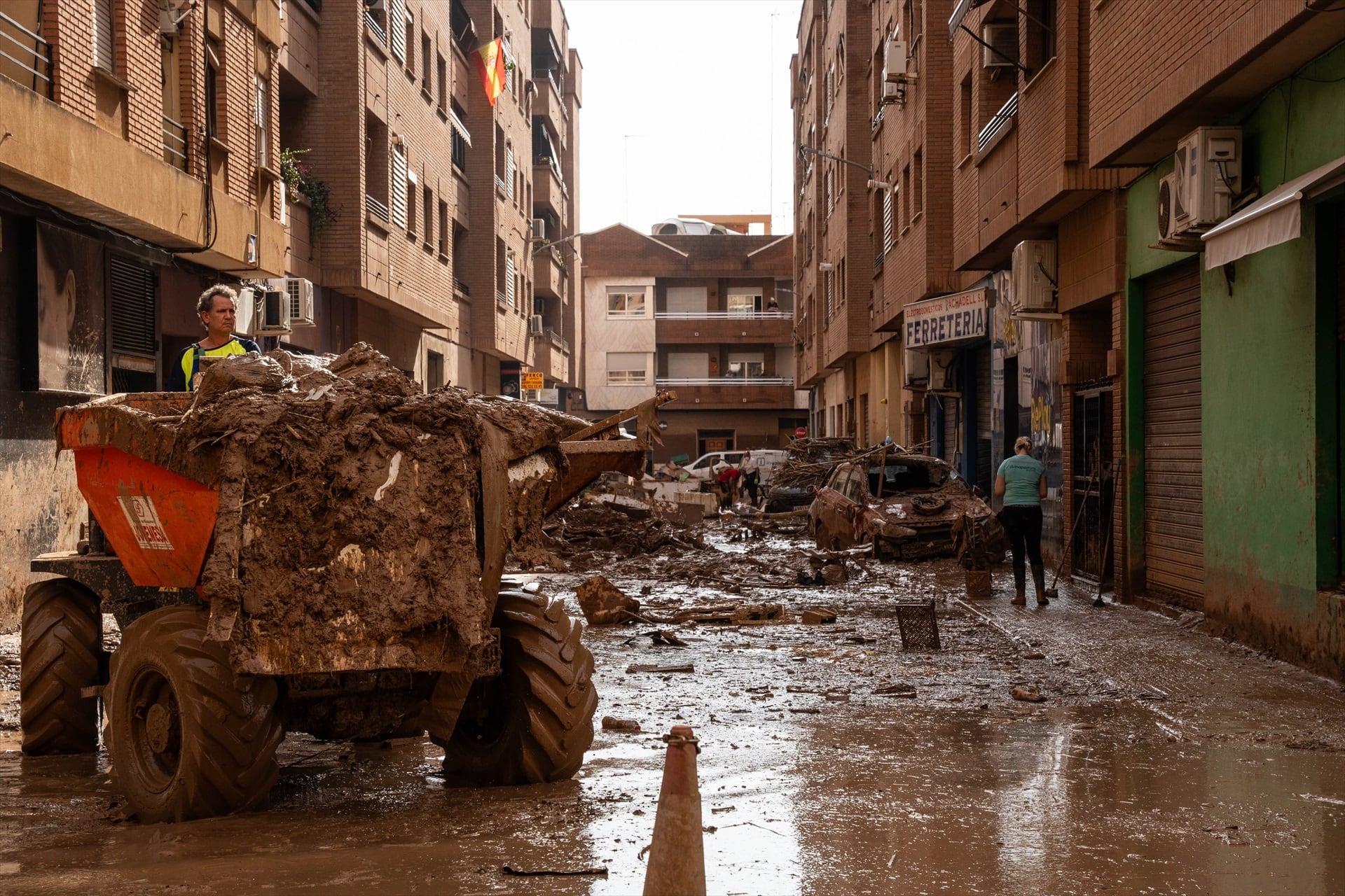 Imagen de una calle de Catarroja, Valencia, tras el paso de la dana en octubre de 2024. (Matias Chiofalo / Europa Press)