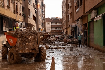 Imagen de una calle de Catarroja, Valencia, tras el paso de la dana en octubre de 2024. (Matias Chiofalo / Europa Press)