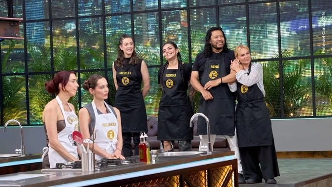 Tras completar cuatro delantales negros,