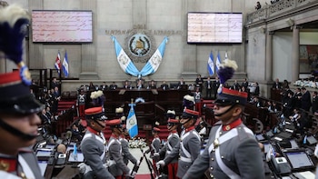 En sesión solemne, el Congreso reunió a los tres poderes por los 205 años de independencia de Guatemala
