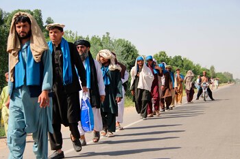 Varias personas participan en una