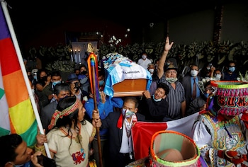 La gente sigue el ataúd