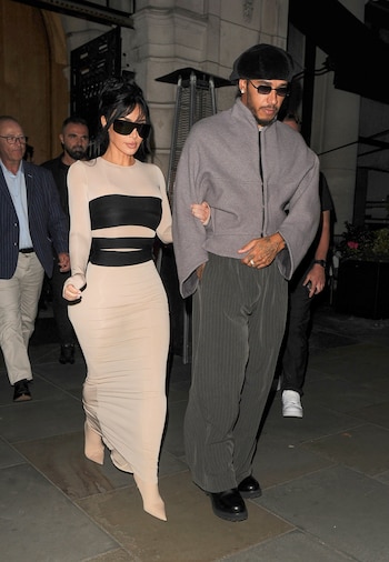 La pareja coordinó sus estilismos con una paleta de beige, gris y negro, sin recurrir a prendas idénticas (Splash News/The Grosby Group)