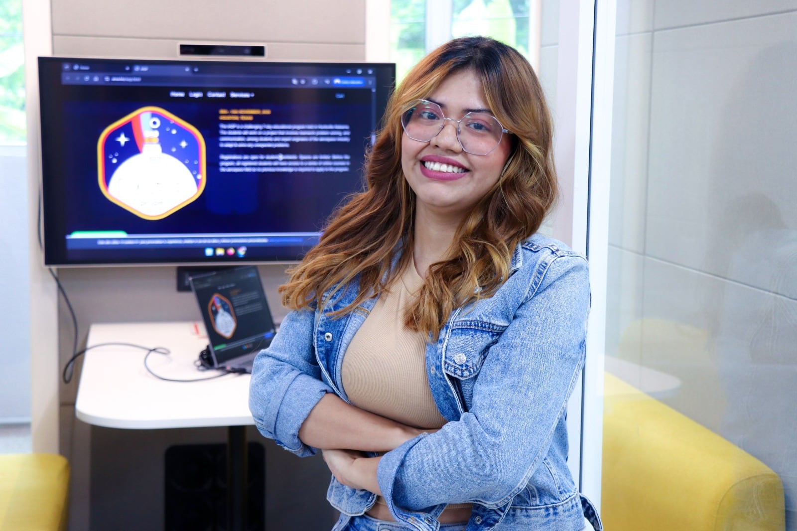 Ariel Torres, estudiante de Ingeniería Mecánica de la Universidad de El Salvador (UES), quien fue seleccionada para despegar rumbo al International Air and Space Program (IASP) 2026 de laAdministración Nacional de Aeronáutica y el Espacio(NASA), en Estados Unidos.