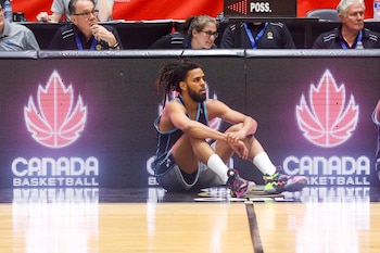 Rapper J. Cole se preparaba para entrar en su primer partido con Scarborough Shooting Stars (REUTERS/Carlos Osorio)