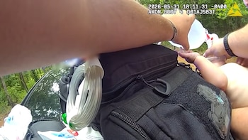 Impactante video del momento en que dos policías de Carolina del Sur salvan la vida de un bebé
