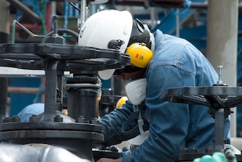 La industria petrolera fue uno de los primeros sectores en incorporar cláusulas de productividad a sus negociaciones colectivas. (EFE)