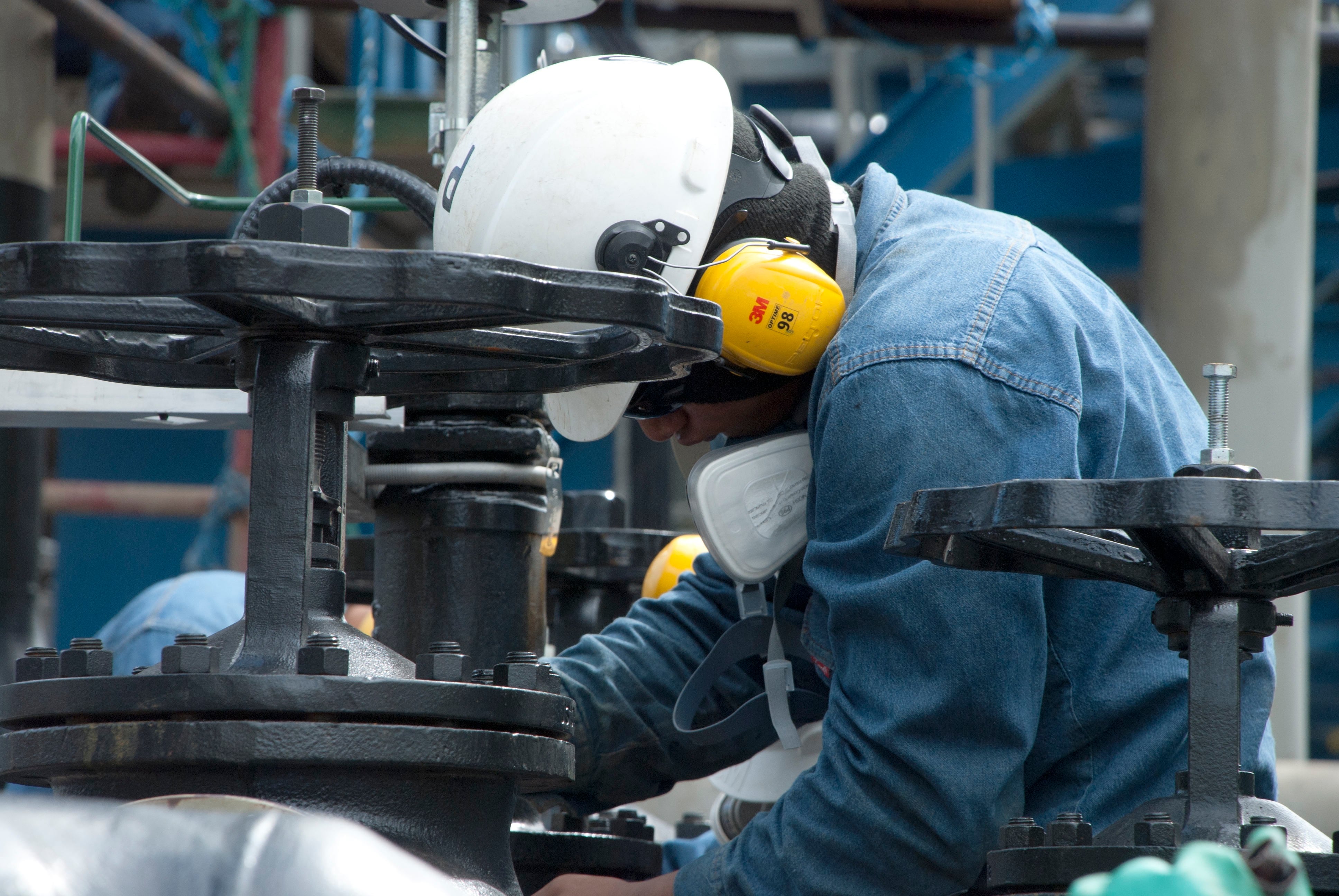 La industria petrolera fue uno de los primeros sectores en incorporar cláusulas de productividad a sus negociaciones colectivas. (EFE)