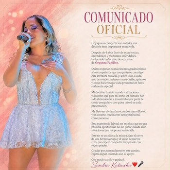 Una mujer rubia con micrófono y vestido blanco canta en un escenario junto a un comunicado oficial en un cartel rosa