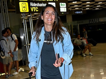 26/08/2026 Nagore Robles.
Sandra Barneda anunciaba hace varias semanas su compromiso matrimonial con su pareja, Paascalle Paerel después de cuatro años de discreta relación. Con un montaje de imágenes de lo más cómplices y sonrientes en blanco y negro en su cuenta de Instagram, la presentadora revelaba que será el 10 de octubre de 2026 -"una fecha que nos encontró a nosotras. Tres dieces. Tres unos. Un 111, que simboliza nuevos comienzos ahora será nuestra para siempre"- cuando pongan el broche de oro a su historia de amor dándose el 'sí quiero' en una ceremonia de la que por el momento no han trascendido más detalles.
EUROPA ESPAÑA SOCIEDAD