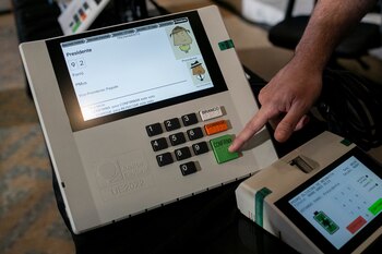 Brasil exhibió por primera vez el interior de una urna electrónica