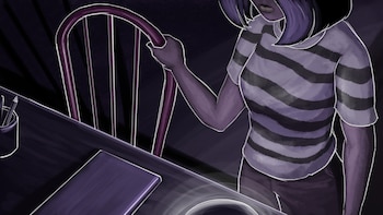 Dibujo de una persona con camiseta a rayas junto a una silla y un escritorio con un cuaderno y lápices en tonos oscuros