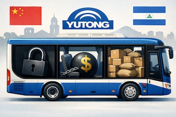 Autobús Yutong azul y blanco, con un candado, una bola con signo dólar encadenada, y cajas y sacos. Banderas de China y Nicaragua, logo Yutong y siluetas de Managua.