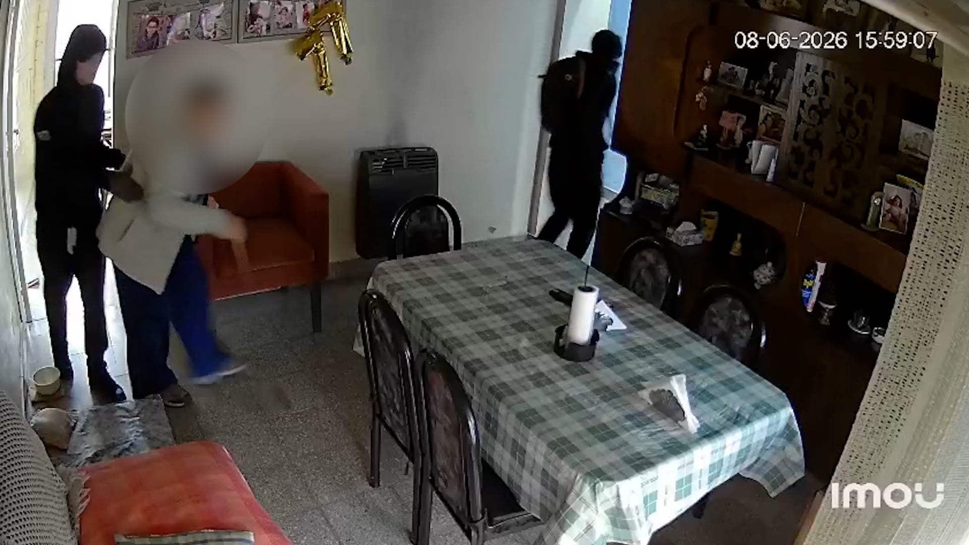 La señora, que se traslada ocn un bastón por su condición física, fue sorprendida por los asaltantes cuando se encontraba en el patio trasero de su casa.