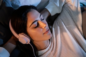 Una chica se queda dormida escuchando música (Magnific)