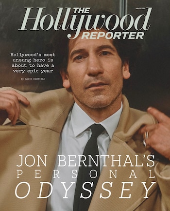 Hombre caucásico de pelo oscuro y barba, con abrigo beige, camisa blanca y corbata negra. Títulos: The Hollywood Reporter, Jon Bernthal