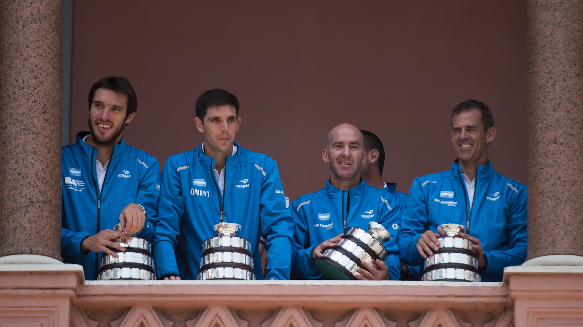 Mariano Hood celebrando con la Ensaladera de Plata tras la histórica conquista de la Copa Davis en 2016 (Crédito: Adrián Escandar)