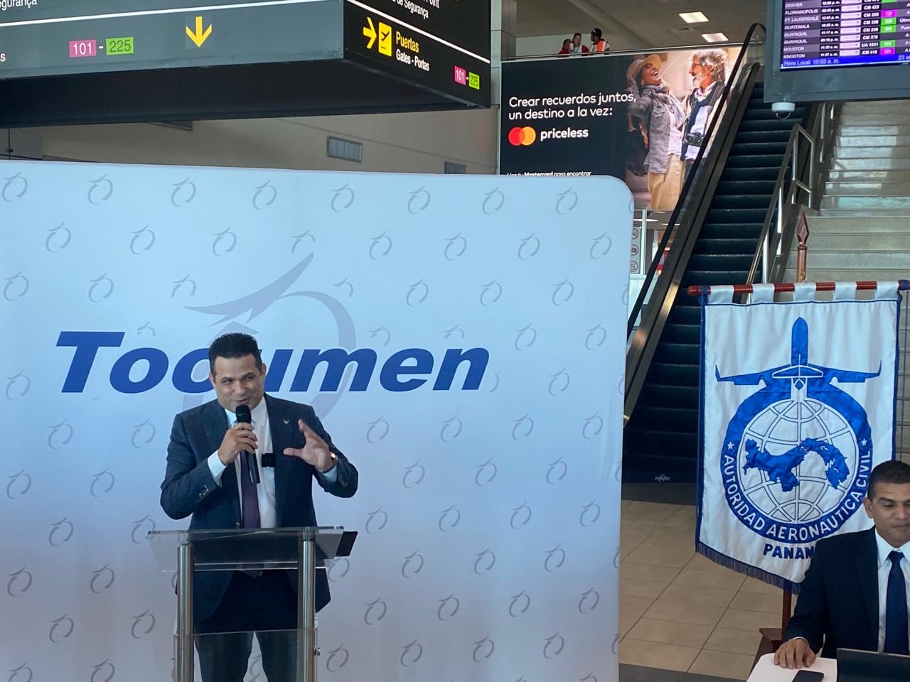 José Ruiz, gerente general del Aeropuerto Internacional de Tocumen, explicó que las obras en el campo de vuelo y el rediseño del espacio aéreo buscan elevar la capacidad de 35 a cerca de 65 operaciones por hora. Archivo