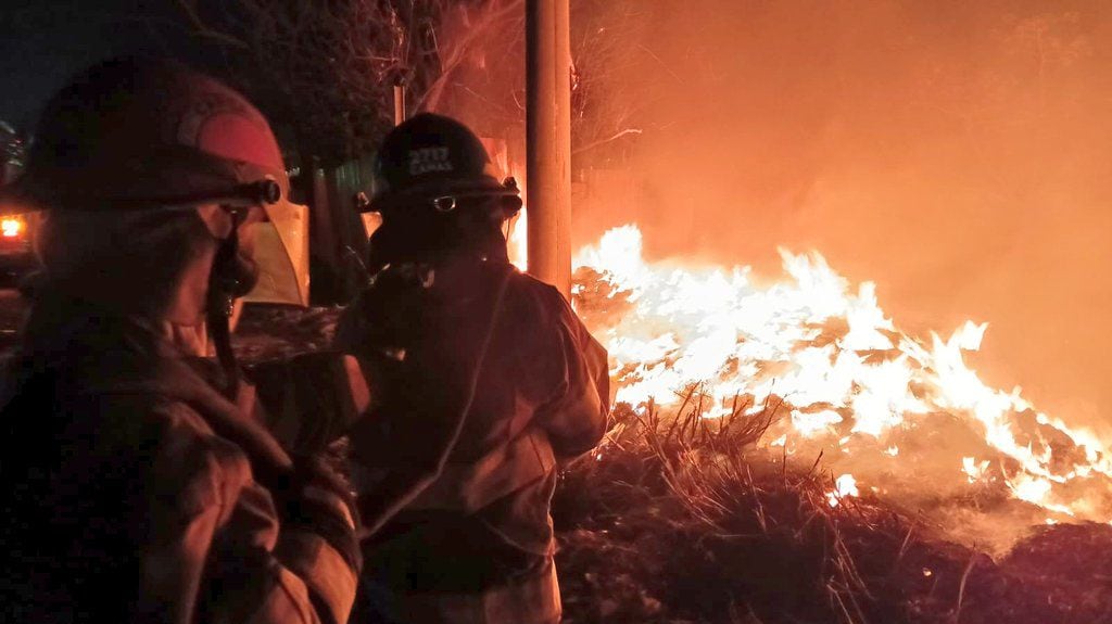 Bomberos trabajan en el control de un incendio en un terreno con vegetación seca, durante una de las emergencias registradas en las últimas horas en El Salvador (Foto cortesía Cuerpo de Bomberos).