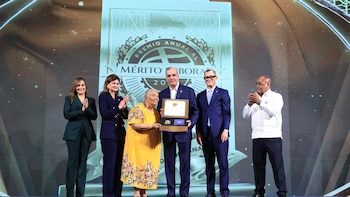 República Dominicana: Abinader reconoce a figuras clave del sector laboral en la primera entrega del Premio al Mérito