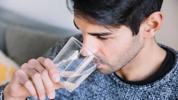 Los expertos coinciden en un beneficio adicional y desconocido de beber agua fría