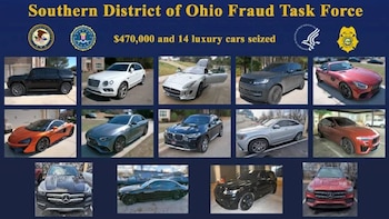 Gráfico azul con texto sobre la incautación de $470,000 y 14 coches de lujo. Muestra una cuadrícula con 14 vehículos de alta gama incautados