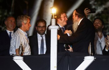 La emotiva ceremonia de Jánuca que encabezó el rabino Tzvi Grunblatt y que participó Javier Milei. (foto Reuters)