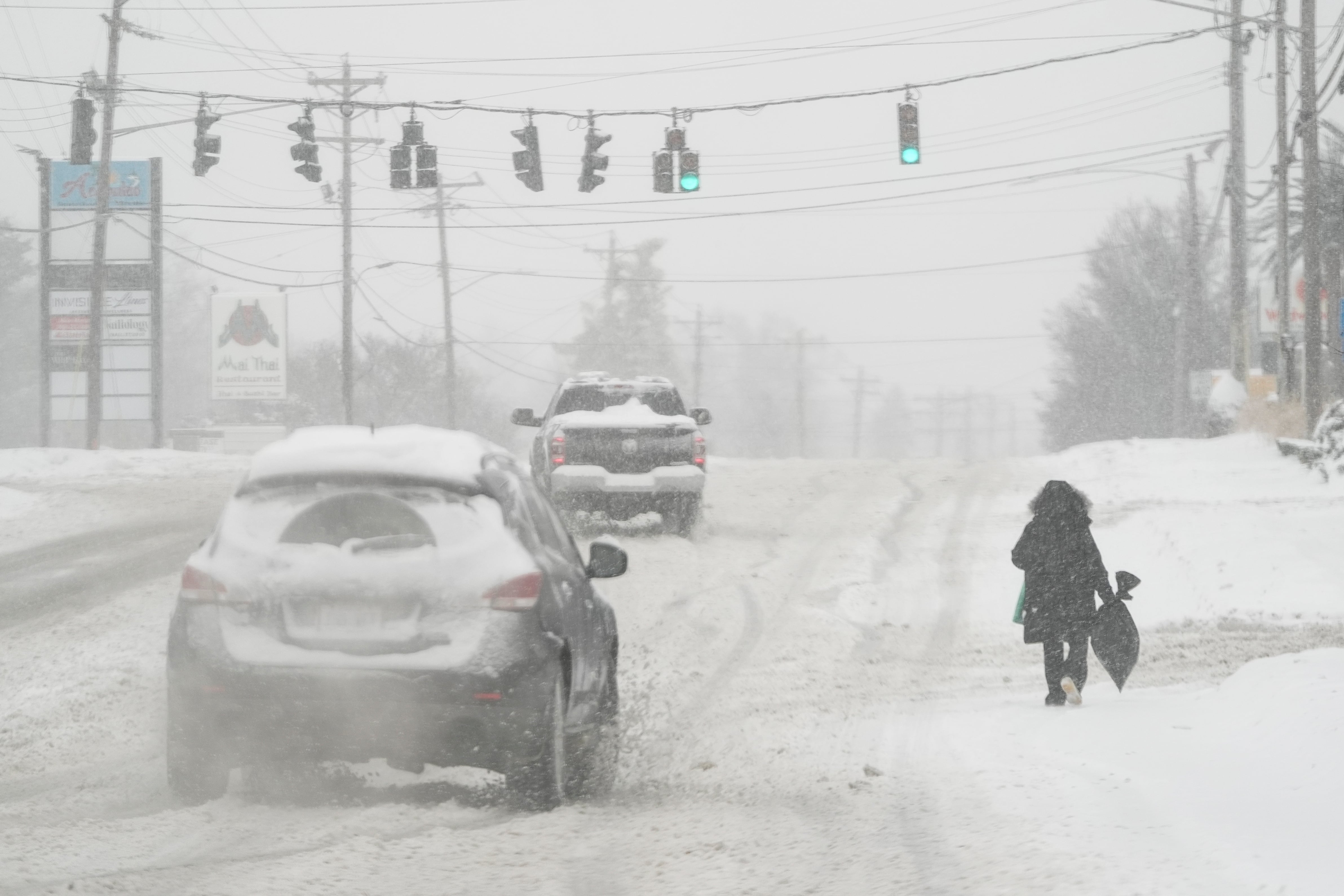 La FEMA y la EPA recomiendan a la población abastecerse de alimentos, agua y suministros básicos para afrontar emergencias invernales. (AP foto/Carolyn Kaster)