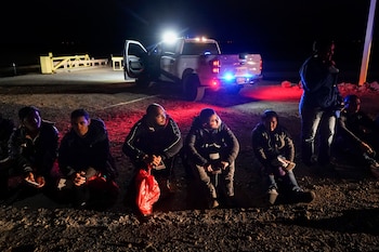 Migrantes esperan a ser procesados