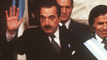 Raúl Alfonsín y Carlos Menem. No se puede sostener una política de confrontación internacional divorciada de la unidad nacional (Archivo Télam/jcp)