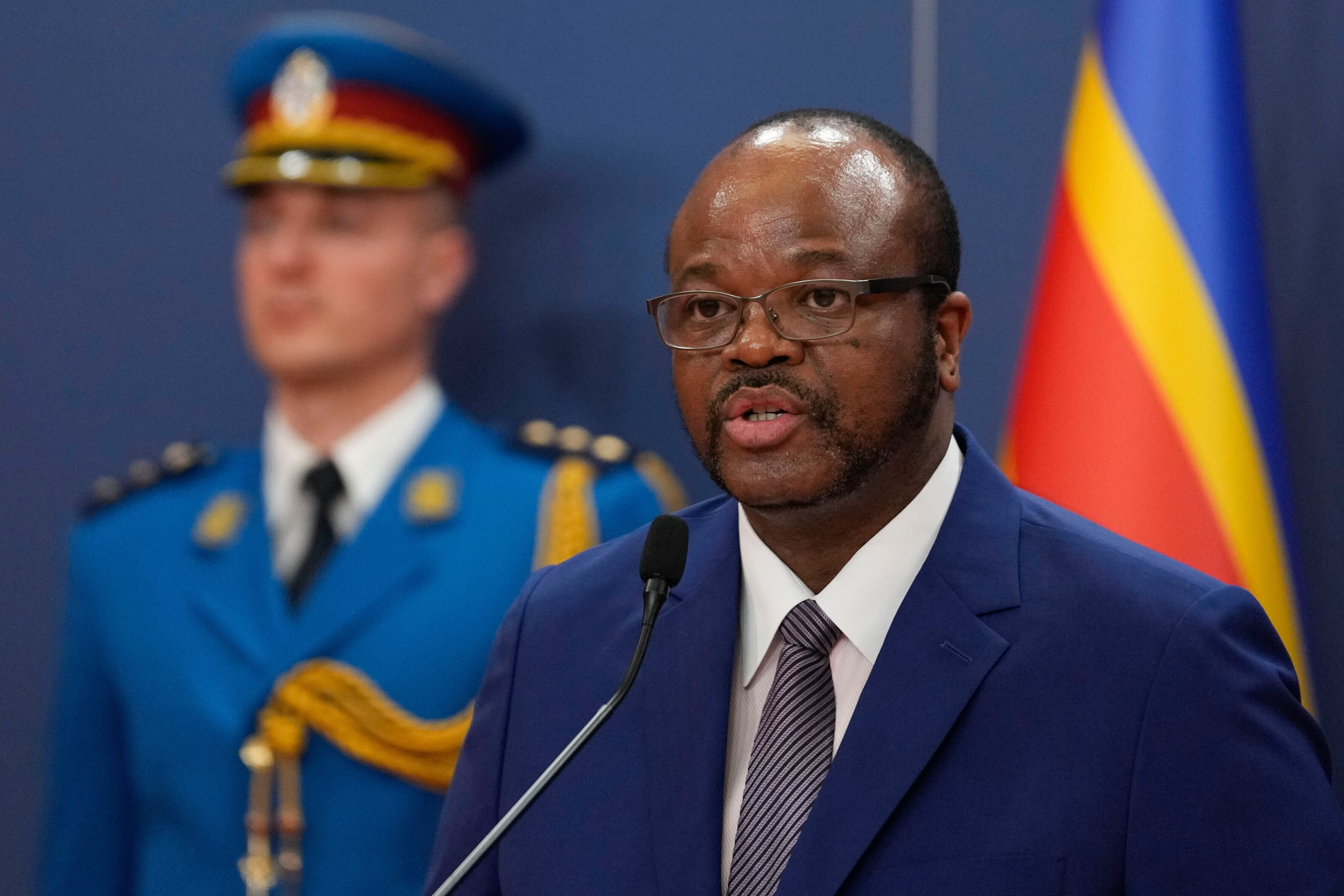El rey de Esuatini, Mswati III, habla en una conferencia de prensa en Serbia (AP Foto/Darko Vojinovic, Archivo)
