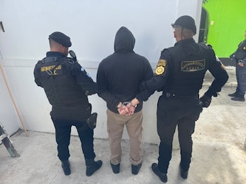 Las fuerzas de seguridad ejecutaron once allanamientos en cuatro departamentos de Guatemala contra el lavado de dinero.