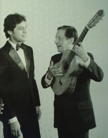 Alfredo "El Güero" Gil, fundador del Trío Los Panchos, y Gabi Vargas, actual requinto y representante del grupo. (Facebook/ Trio Los Panchos)