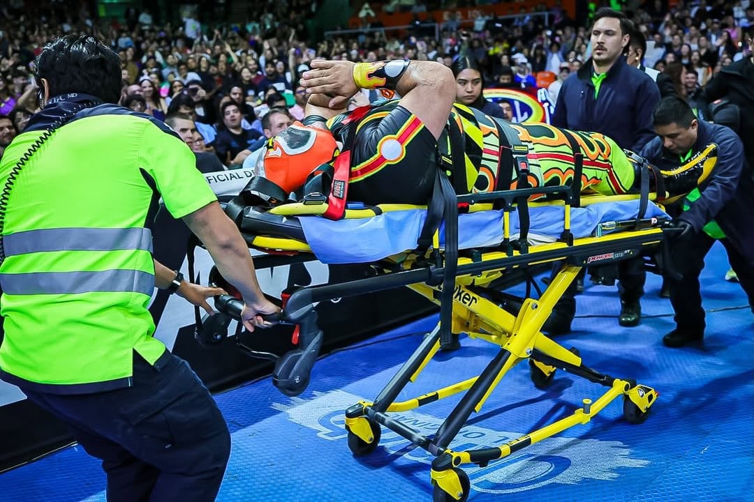 El campeón retuvo el título en una lucha intensa que terminó con el retador siendo retirado en camilla ante el silencio del público. (Instagram @CMLL_MX)