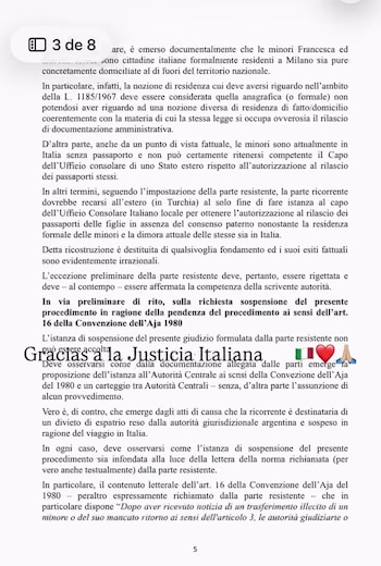 Página de documento legal en italiano, numerada 3 de 8. Contiene texto y frase superpuesta 'Gracias a la Justicia Italiana' con bandera de Italia y manos rezando