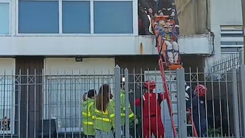 Escapaba de la Policía, se tiró de un balcón y se quebró la espalda: tuvieron que rescatarlo los bomberos