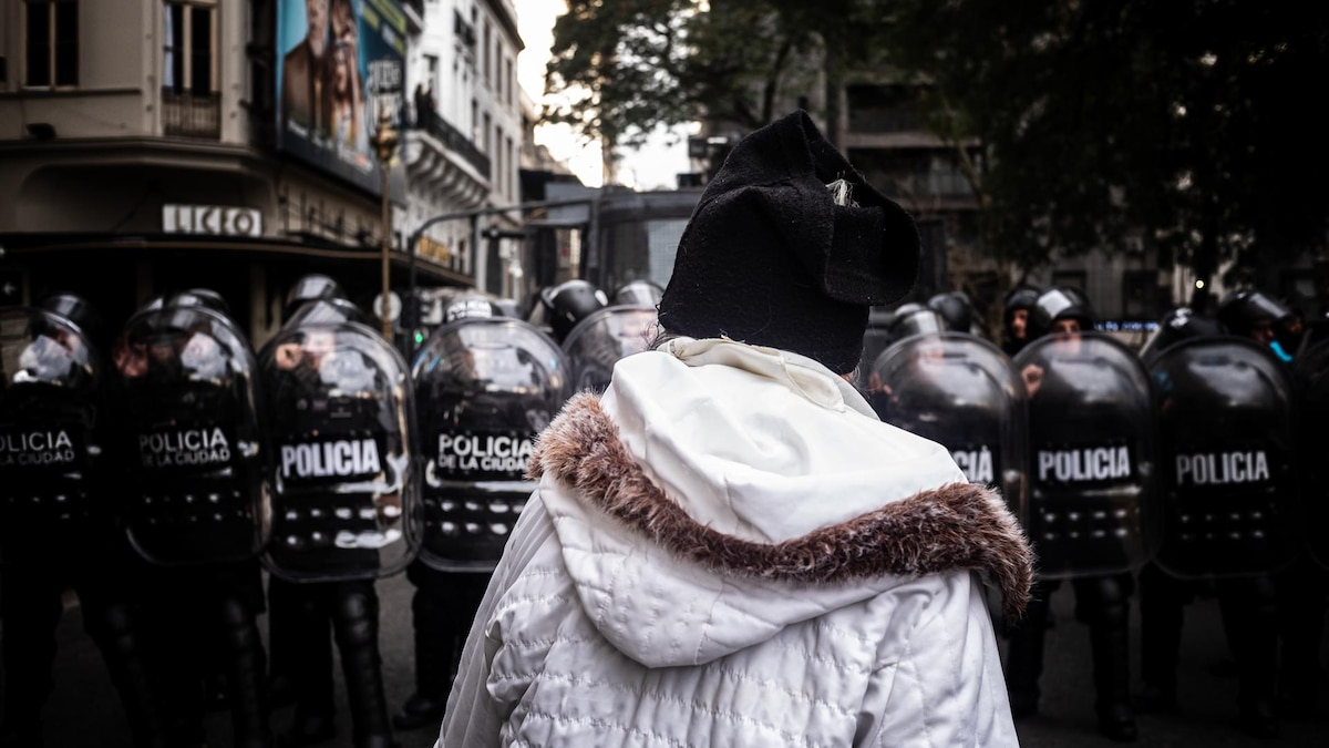 Protesta en la vía pública y fuerzas de seguridad en la ciudad