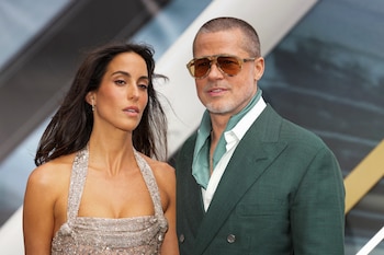 Us Weekly informó que De Ramón ha sido un apoyo para Pitt mientras el actor afronta el conflicto judicial con Angelina Jolie (REUTERS/Maja Smiejkowska)