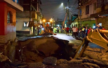 Un nuevo hundimiento en la colonia Pablo VI de Mixco obligó al cierre del tránsito peatonal y vehicular.